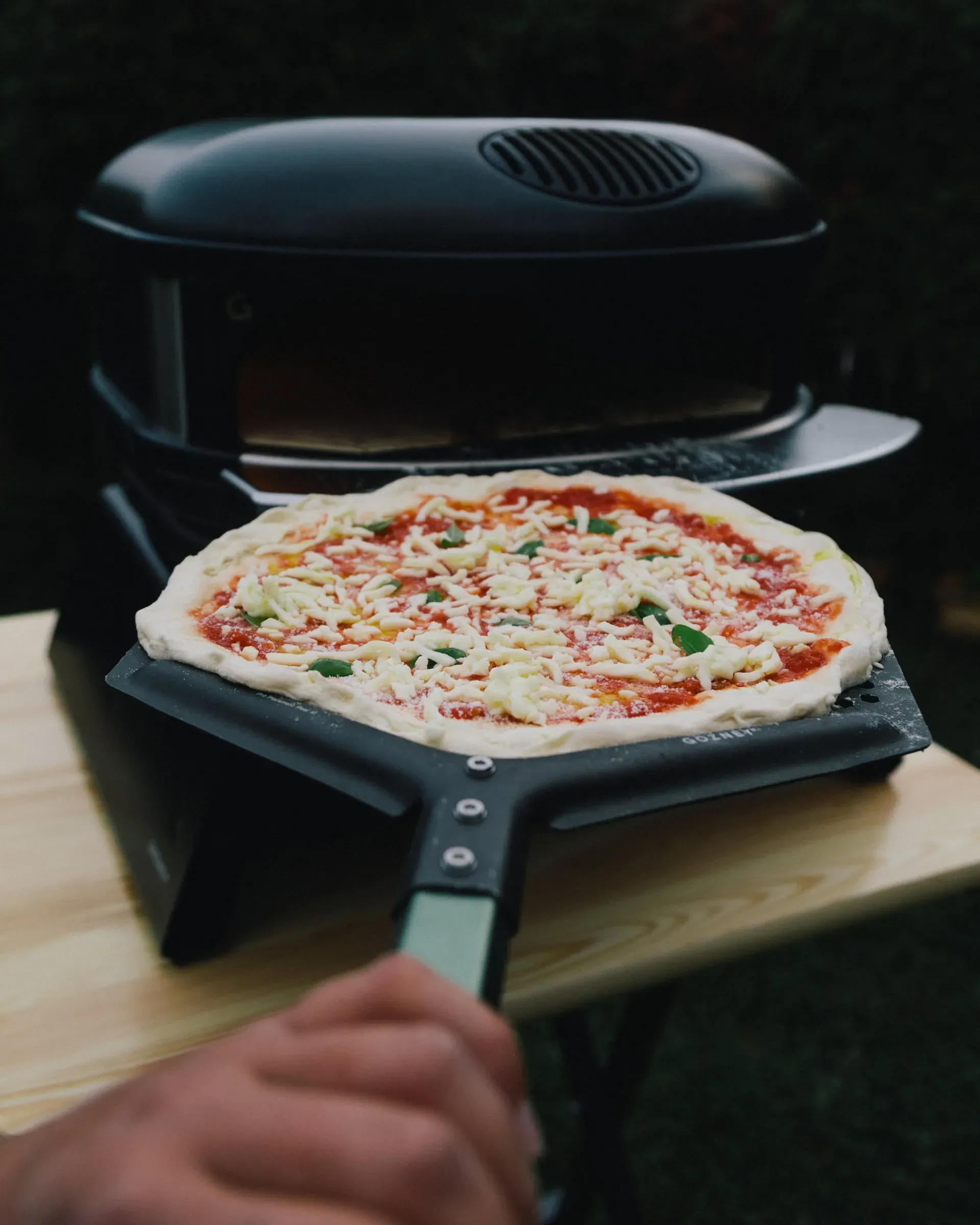Pizza auf Pizzaschaufel
